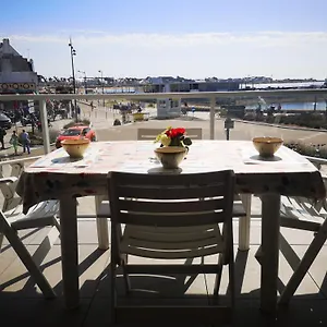  Appartement T2 Balcon Vue Sur Actuellement Gênée Par Un échafaudage Parking Et Entrée Sécurisés à Pied France
